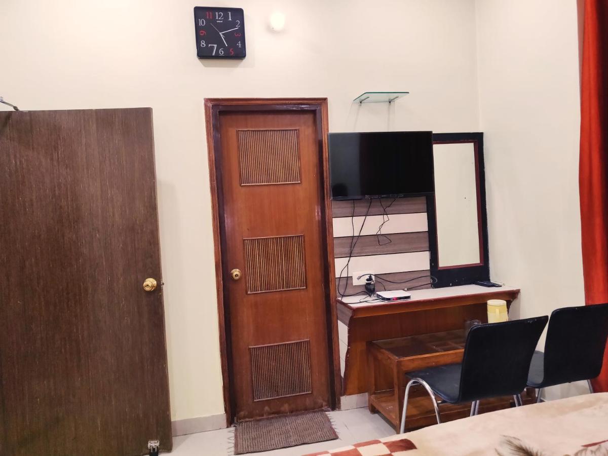 Hotel Aman Palace Prayagraj Bagian luar foto
